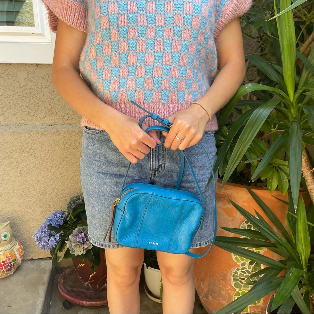 Fossil Turquoise Blue Crossbody Bag with Adjustable Strap and Minimalist Design - Picture 2 of 11